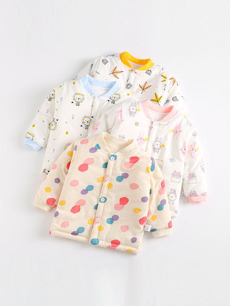 Zimski dječji kardigan s gumbima i različitim printom