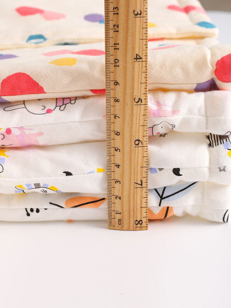 Zimski dječji kardigan s gumbima i različitim printom