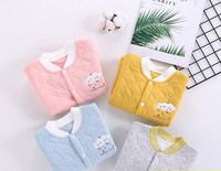 Mazuļa veste ar apdruku un pogas aizdari