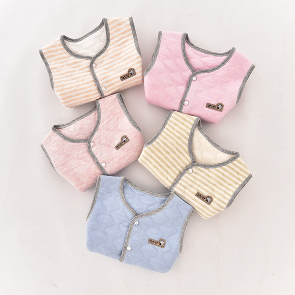 Baba mellény gombokkal és nyomattal