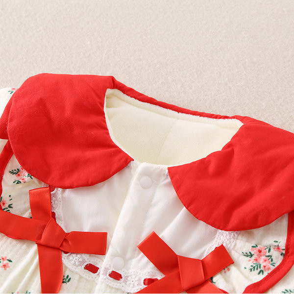 Virágos motívumokkal díszített baba kombiné