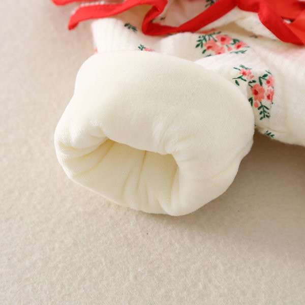 Virágos motívumokkal díszített baba kombiné