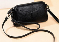 Női bőr táska hosszú füllel