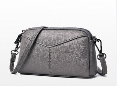 Női bőr táska hosszú füllel