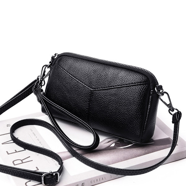 Női bőr táska hosszú füllel