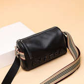 Női táska felirattal és cipzárral