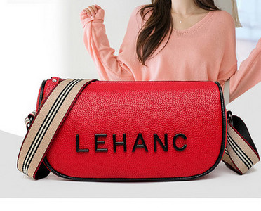 Női táska felirattal és cipzárral