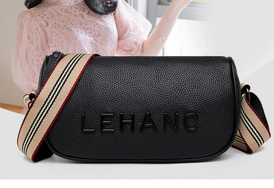 Női táska felirattal és cipzárral