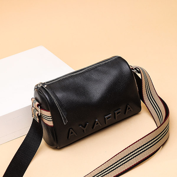 Női táska felirattal és cipzárral