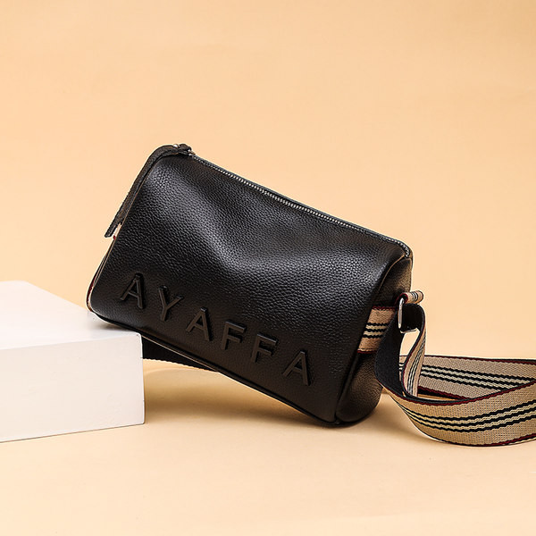 Női táska felirattal és cipzárral