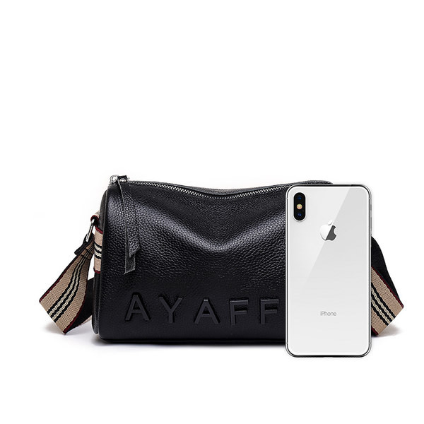 Női táska felirattal és cipzárral