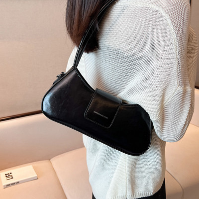 Ādas rokassomiņa ar iegravētu uzrakstu