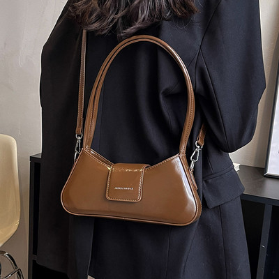 Ādas rokassomiņa ar iegravētu uzrakstu