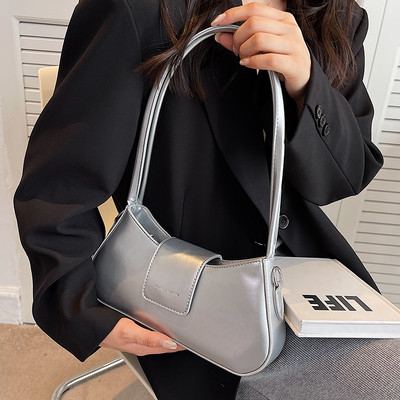 Ādas rokassomiņa ar iegravētu uzrakstu