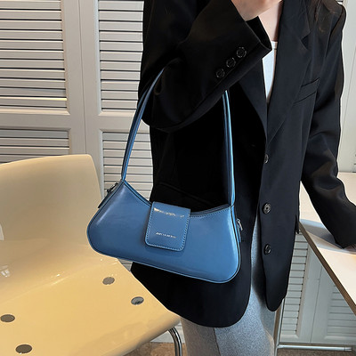 Ādas rokassomiņa ar iegravētu uzrakstu