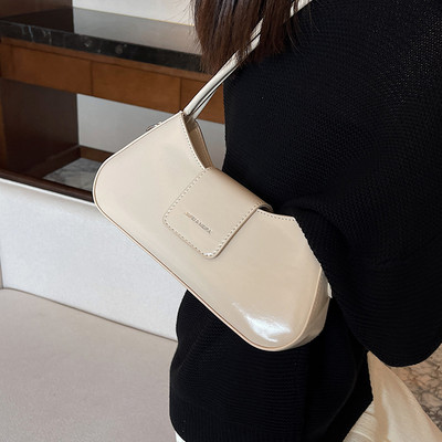 Ādas rokassomiņa ar iegravētu uzrakstu