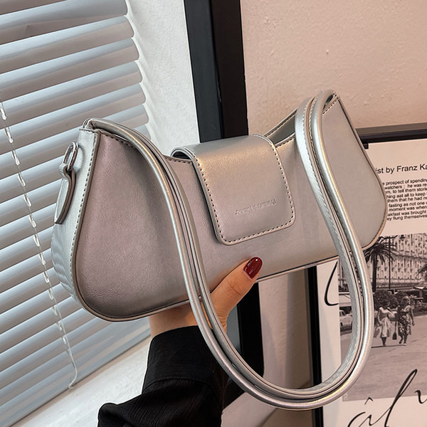 Ādas rokassomiņa ar iegravētu uzrakstu