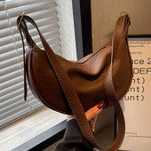 Малка чанта тип лодка от еко кожа с цип и дръжка за рамо