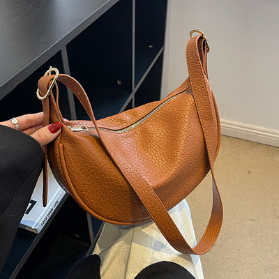 Малка чанта тип лодка от еко кожа с цип и дръжка за рамо