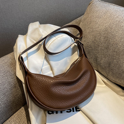 Малка чанта тип лодка от еко кожа с цип и дръжка за рамо