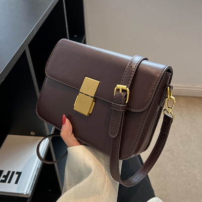 Sieviešu ādas kvadrātveida soma ar metāla aizdari