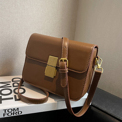 Sieviešu ādas kvadrātveida soma ar metāla aizdari