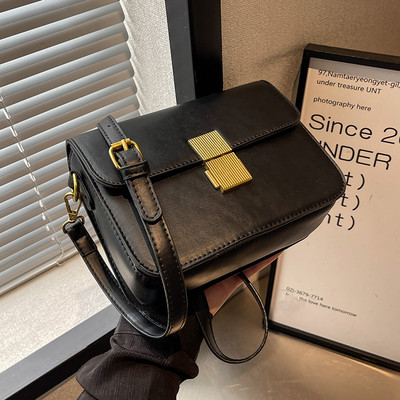 Sieviešu ādas kvadrātveida soma ar metāla aizdari