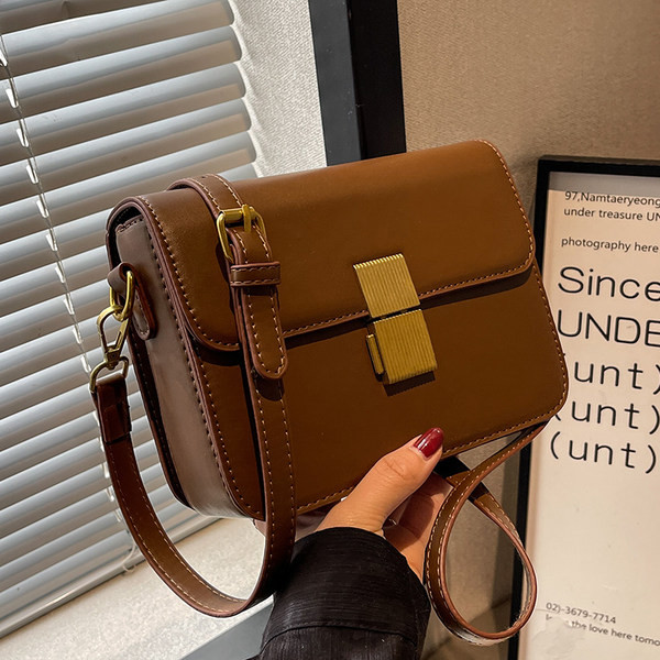 Sieviešu ādas kvadrātveida soma ar metāla aizdari