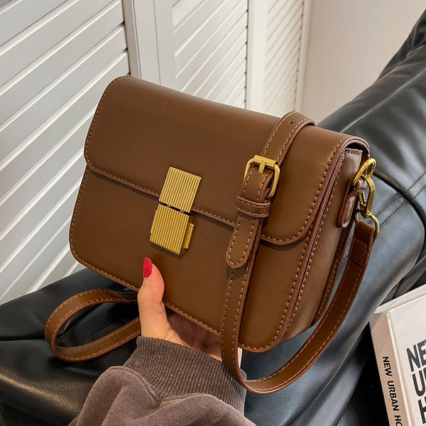 Sieviešu ādas kvadrātveida soma ar metāla aizdari