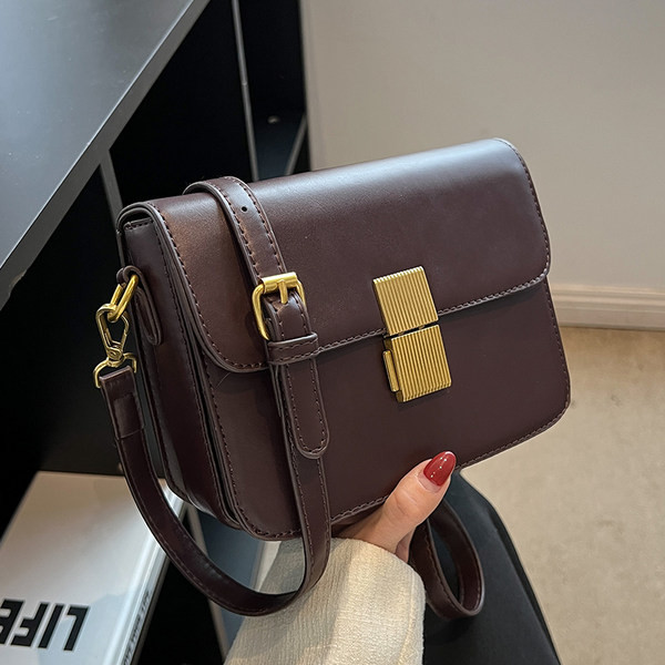 Sieviešu ādas kvadrātveida soma ar metāla aizdari