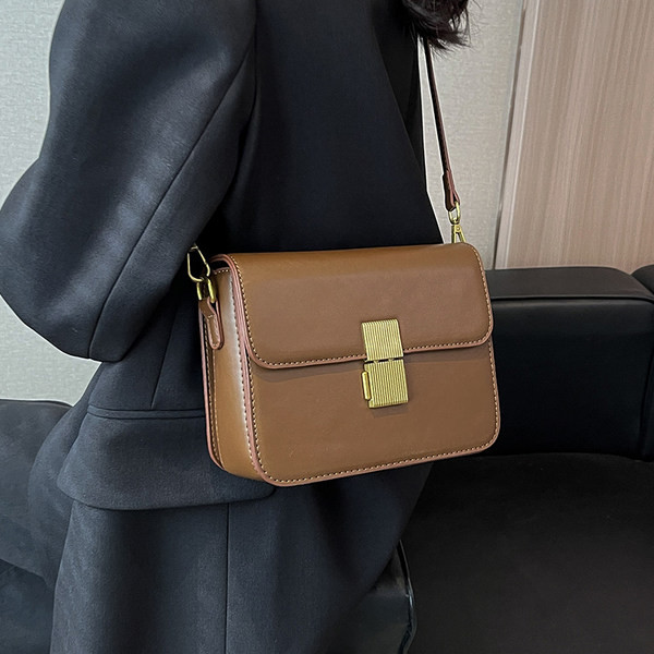 Sieviešu ādas kvadrātveida soma ar metāla aizdari