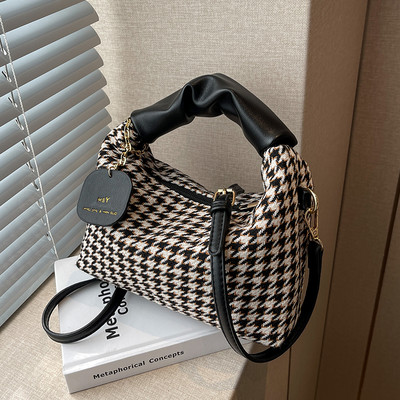 Jauna modeļa rokassomiņa ar kulonu - trīs krāsas