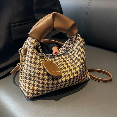 Jauna modeļa rokassomiņa ar kulonu - trīs krāsas