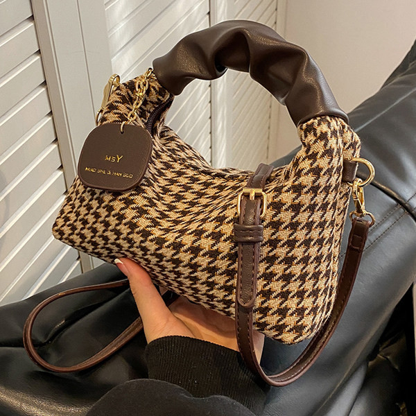 Jauna modeļa rokassomiņa ar kulonu - trīs krāsas