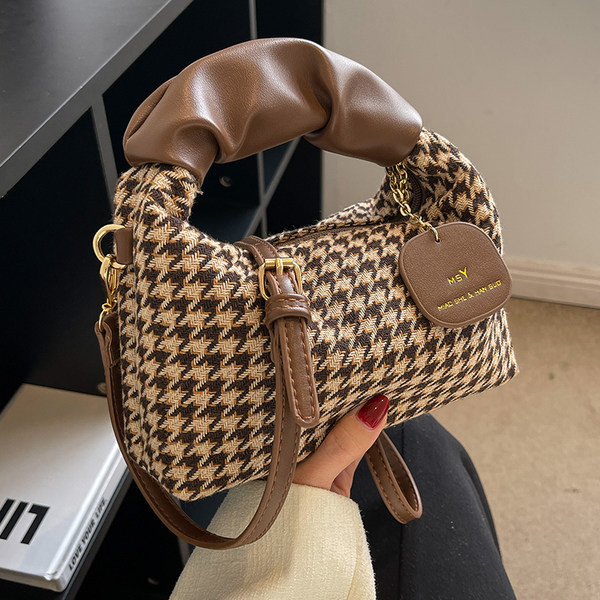 Jauna modeļa rokassomiņa ar kulonu - trīs krāsas