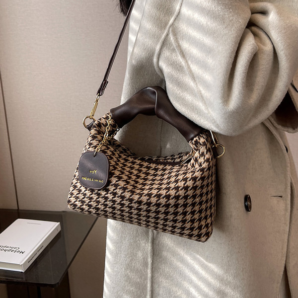 Jauna modeļa rokassomiņa ar kulonu - trīs krāsas