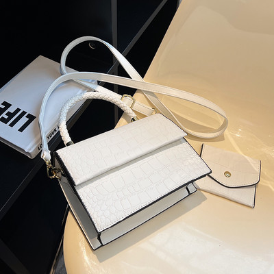 Moderna sieviešu ādas soma ar diviem rokturiem