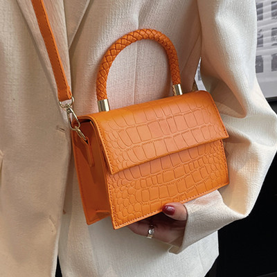 Moderna sieviešu ādas soma ar diviem rokturiem