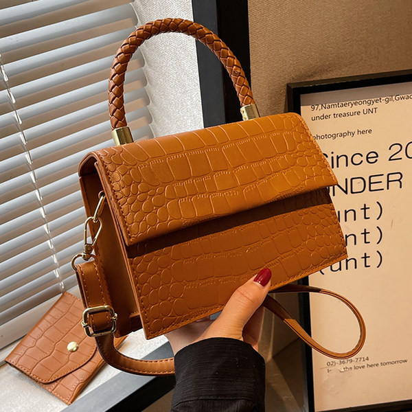 Moderna sieviešu ādas soma ar diviem rokturiem