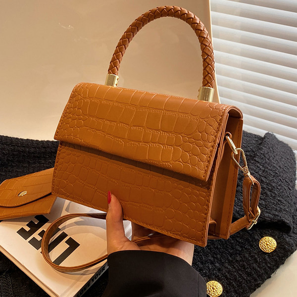 Moderna sieviešu ādas soma ar diviem rokturiem