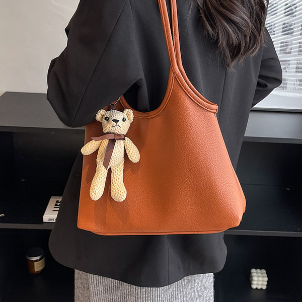 Moderna eko ādas rokassomiņa ar 3D elementu