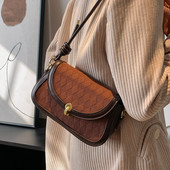 Modes kvadrātveida soma sievietēm ar metāla aizdari