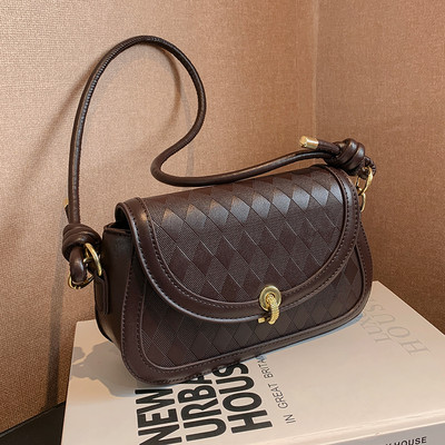 Modes kvadrātveida soma sievietēm ar metāla aizdari