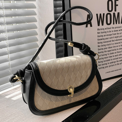 Modes kvadrātveida soma sievietēm ar metāla aizdari