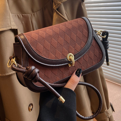 Modes kvadrātveida soma sievietēm ar metāla aizdari