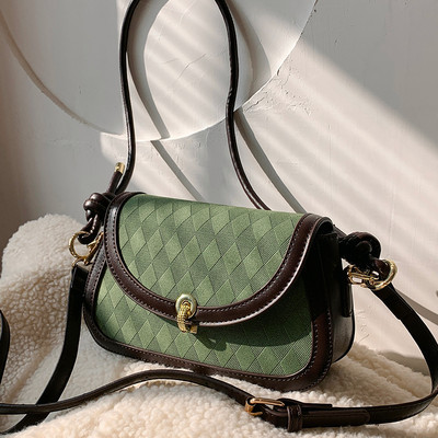 Modes kvadrātveida soma sievietēm ar metāla aizdari