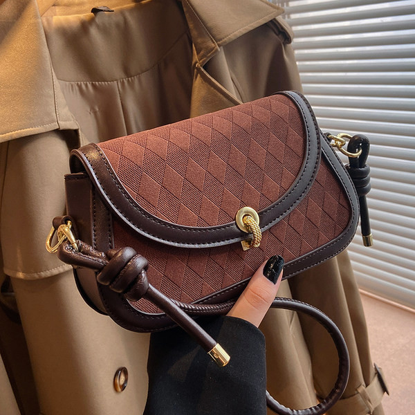 Modes kvadrātveida soma sievietēm ar metāla aizdari