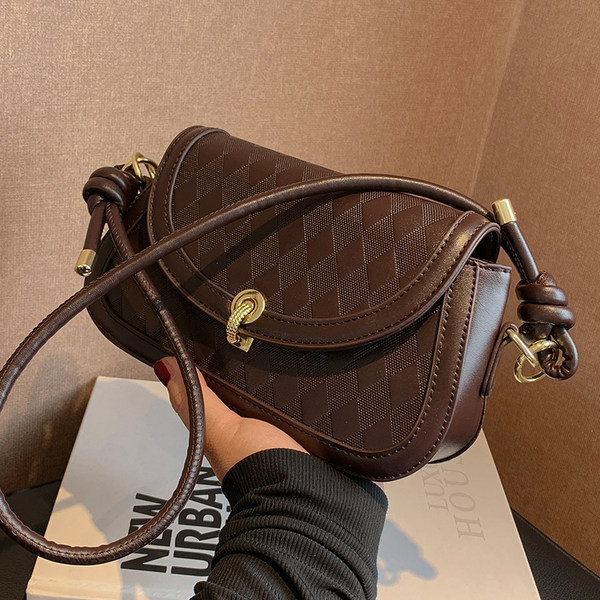 Modes kvadrātveida soma sievietēm ar metāla aizdari