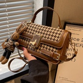 Női szögletes válltáska