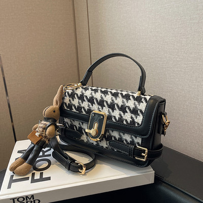 Női szögletes válltáska